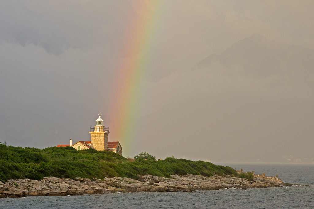 Leuchtturm mit Regenbogen